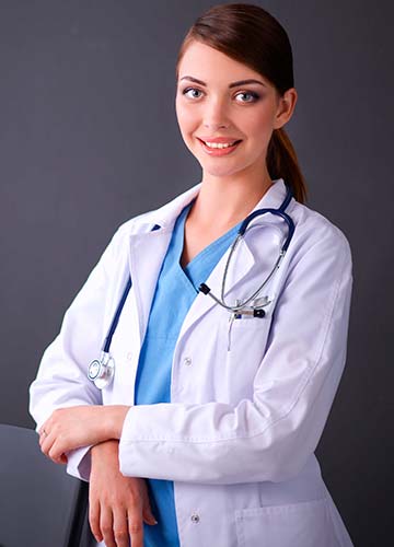 женщина доктор со стетоскопом на шее